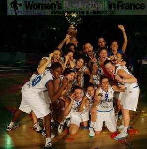 Italy U18 with winners trophy at the 2010 U18 FIBA Europe European Championship Women Division A © womensbasketball-in-france.com