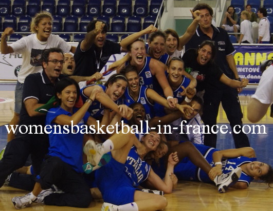 Players and staff from Italy U18 celebrating in Poprad © womensbasketball-in-france.com