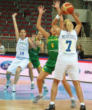 Italy playing basketball against Lithuania at  EuroBasket Women 2009 © womensbasketball-in-france.com