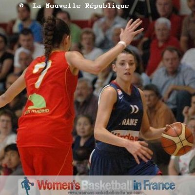 Lætitia Guapo facing Belén Arrojo Jiménez during Poinçonnet (2011)  © La Nouvelle Republique  