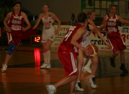 Women from Roche Vendeé and Lyon BF at the NF1 final four © womensbasketball-in-france.com