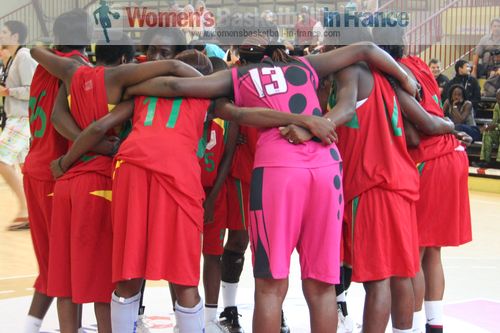 Mali National team discussing tactics in  Strasbourg  ©  womensbasketball-in-france.com 