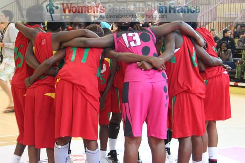 Mali National team discussing tactics in  Strasbourg  ©  womensbasketball-in-france.com 