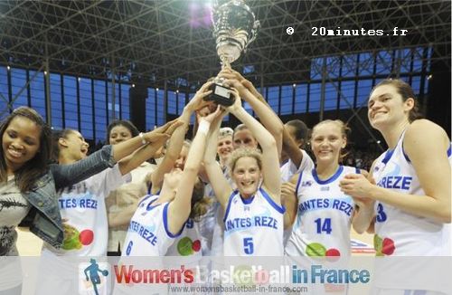 Nantes-Rezé 2011 LFB Challenge Round Winners - Lifting the trophy © 20minutes.fr  