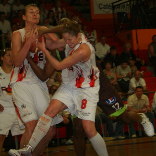 Women playing hard basketball at the 2010 NF1 basketball final four   © womensbasketball-in-france.com
