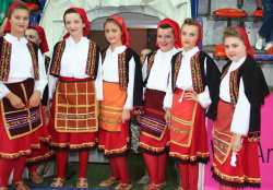 Macedonia traditional dancers © womensbasketball-in-france.com