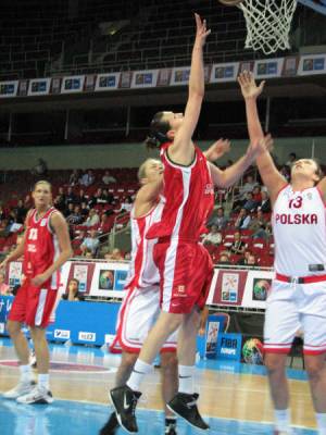 Polish and Czech Women basketball players at  EuroBasket Women 2009 © womensbasketball-in-france.com