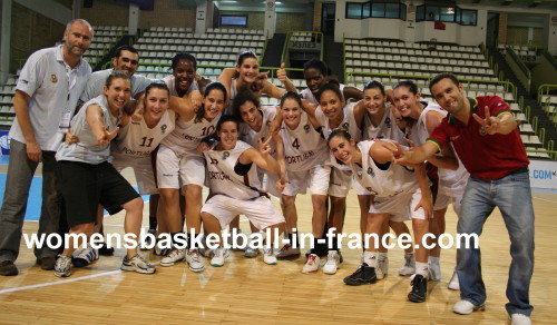  Portugal U20 celebrate with coach after qualifing for semi-final © womensbasketball-in-france.com