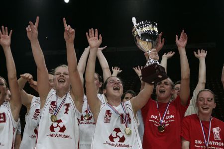 SIG women lift the Trophée Coupe de France féminine
