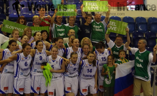 Slovenia U18 celebrate with supporters at the European Championships © womensbasketball-in-france.com Slovenia U18 celebrate with supporters at the European Championships © womensbasketball-in-france.com