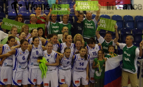 Slovenia U18 celebrate with supporters at the European Championships © womensbasketball-in-france.com