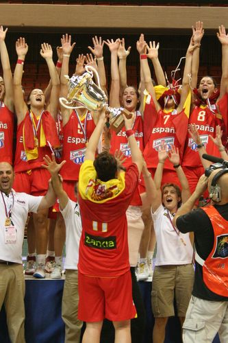 Spain with the cup 2011  © womensbasketball-in-france.com  