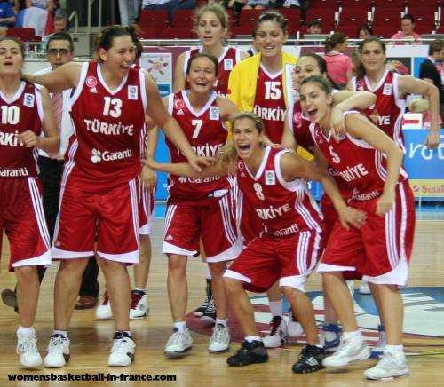 Turkey happy after beating Italy © womensbasketball-in-france.com