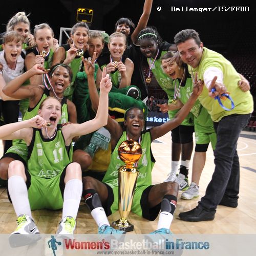 The Players from US Laveyron with the 2011 Coupe de France ©  Bellenger/IS/FFBB 