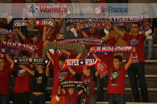 Wisla Can-Pack fans ©  womensbasketball-in-france.com 