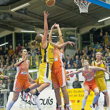 Women playing basketball: EuroCup Women 2010  © royals-saarlouis 