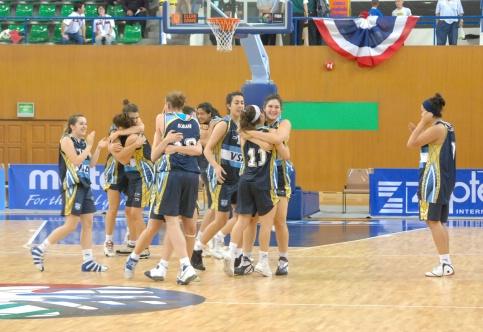 Argentina celebrate beating France © FIBA