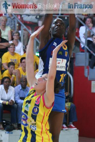 Marie-Frédérique Ayissi shooting over Aurélie Cibert