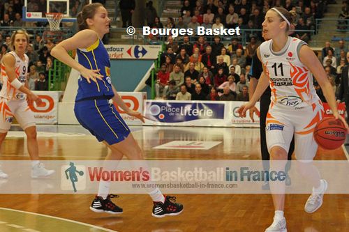 Cathy Joens with the ball for Bourges Basket &copy; Bourges Basket 