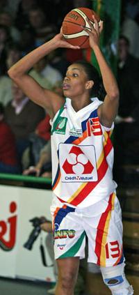 Coral Duval playing basketball for Limoges ABC © Limoges ABC