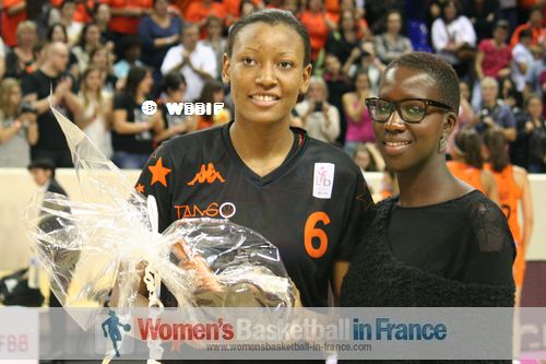 Diandra Tchatchouang holding game MVP award at 2013 Paris Open LFB