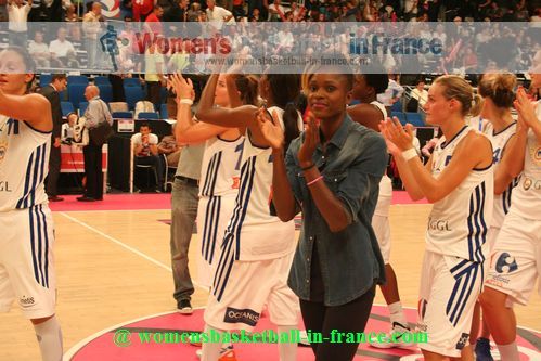 Emilie Gomis with Lattes Montpellier players at the Open LFB in Paris