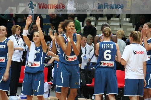 French players say thank you to the supporters  &copy; womensbasketball-in-france.com  