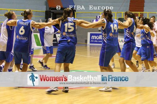  Greek U16 players dancing  © FIBA Europe - Castoria/Gregolin  