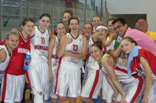  Hungary on the way to the semi-final  © Womensbasketball-in-france.com
