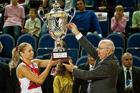 Ilona Korstin lifting the Super Cup &copy; FIBA Europe