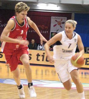 JanaVesala and ZuzannaZirkova at EuroBasket Women 2009 &copy; Miguel Bordoy Cano