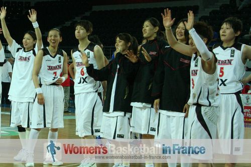 2012 FIBA Olympic Qualifying Tournament for Women: Japanese players acknowledge fans &copy;  womensbasketball-in-france.com 