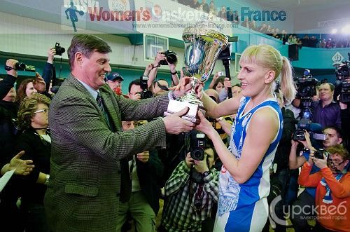  Natalia Vodopyanova taking the EuroCup Women Trophy 2012  © kurskweb.ru 