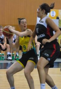 Nathalie Achonwa defending against Australia © FIBA