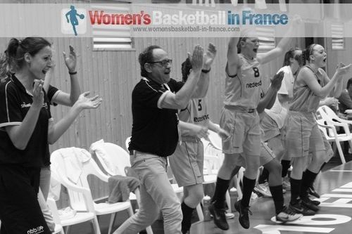  The Netherlands U16 team bench jump for joy &copy; womensbasketball-in-france.com   