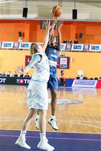 Sandrine Gruda leading France at EuroBasket Women 2009 © Ciamillo Castoria