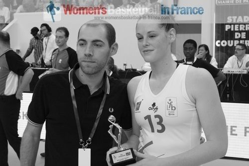 Sara Chevaugeon with player of the year award (Espoir)