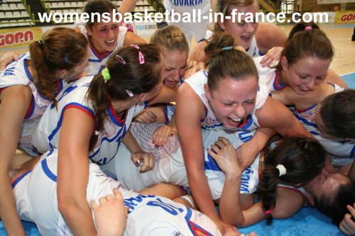 The joy of Slovak Republic U20 after qualifying for semi-final &copy; womensbasketball-in-france.com