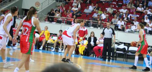 Spain playing Belarus in third place match © Womensbasketball-in-france.com