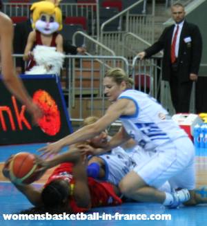   Spain and Greece battle for the ballEuroBasket Women 2009 &copy; womensbasketball-in-france.com