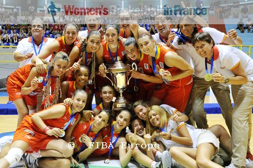 2011   Spain U16 players and staff posing with European Championship trophy © FIBA Europe - Castoria/Gregolin