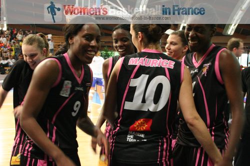 Players from Toulouse happyy after match &copy;  womensbasketball-in-france.com