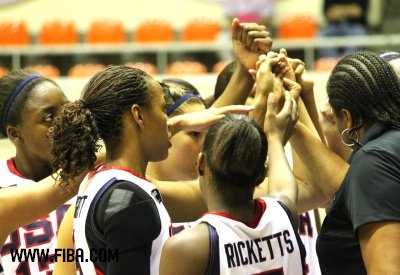 USA together after beating Canada © FIBA