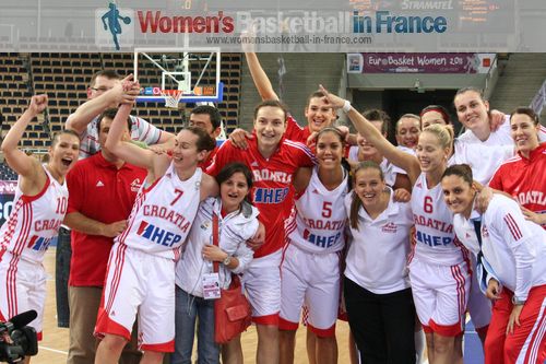 Croatia celebrating 5th place at EuroBasket Women 2011 © womensbasketball-in-france.com  