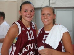  Anete Steinberga and Sabine Niedola © womensbasketball-in-france.com