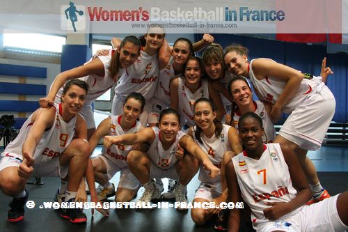 Spanish  U16 players celebrate in Miskolc © womensbasketball-in-france.com  